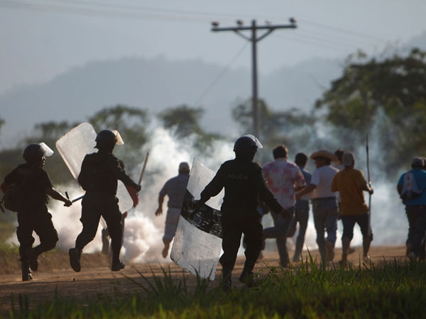 El gobierno de Evo Morales gasifica la VIII Marcha Indígena y encarcela a los dirigentes
