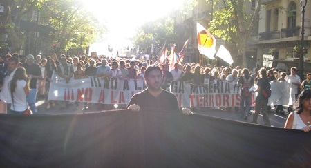 Argentina: Masiva marcha en Buenos Aires contra la megaminería y la derogación de la Ley AntiTerrorista