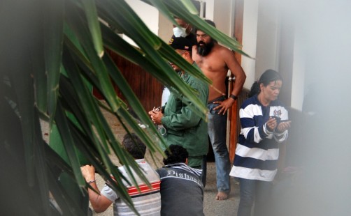 A los sifrimos con pétalos de rosas. Al pueblo, patadas, coñazos, torturas y prisión