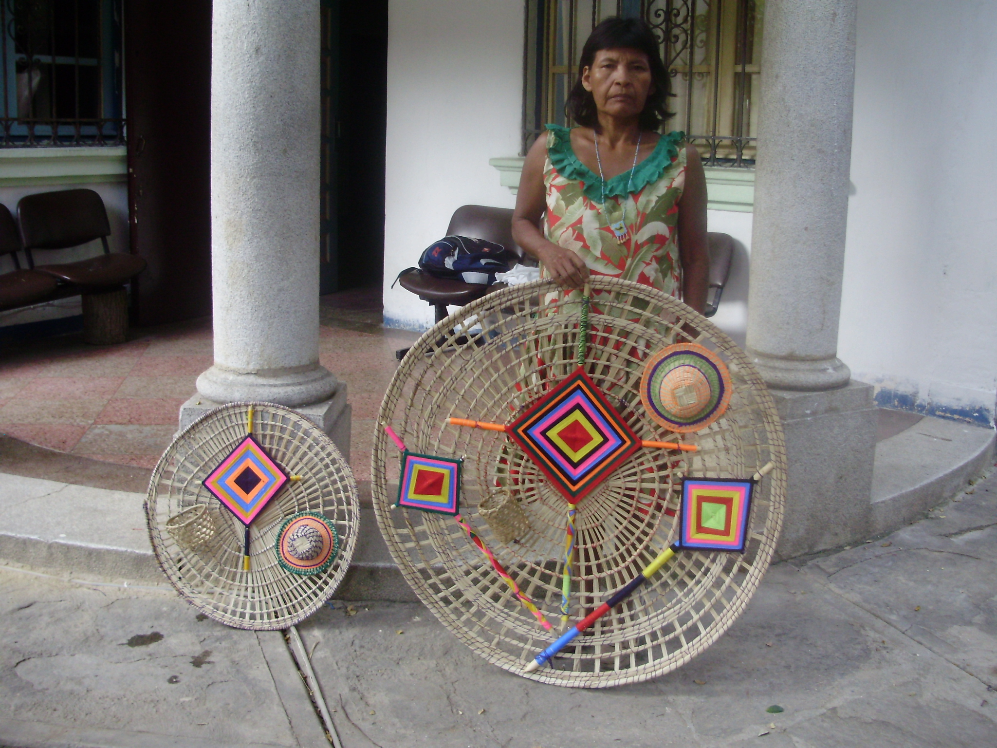 Lucia Martínez: Artesana yukpa de la Sierra de Perijá, vende su artesania en Caracas