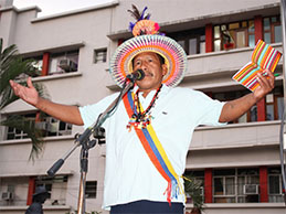 Sabino continúa gritando.