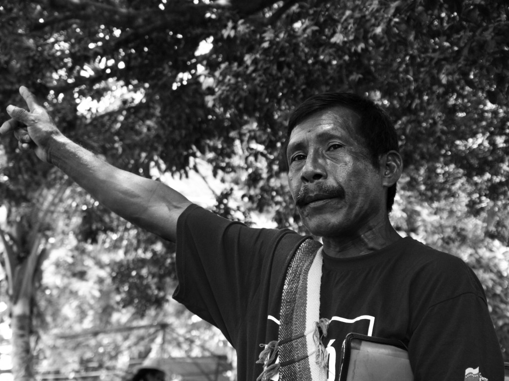 Sabino indica el camino