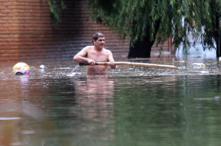 Provincias argentinas bajo las aguas: muertos y miles de damnificados