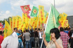 Manifestantes en Taksim, entre cuyas banderas podemos ver la de la KCK y PKK. – Özgür Gundem ANF-S.K.