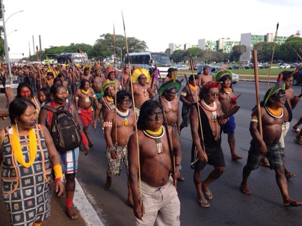 [Brasil] Índios marcham da Esplanada à Asa Norte e exigem presença de senadora