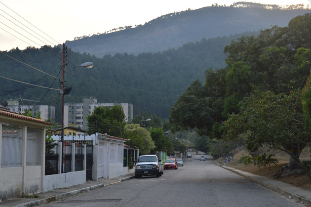 ¡SUENA LA GUARURA! ¡URGENTE! Se quema cerro en Naguanagua, estado Carabobo y peligran comunidades cercanas