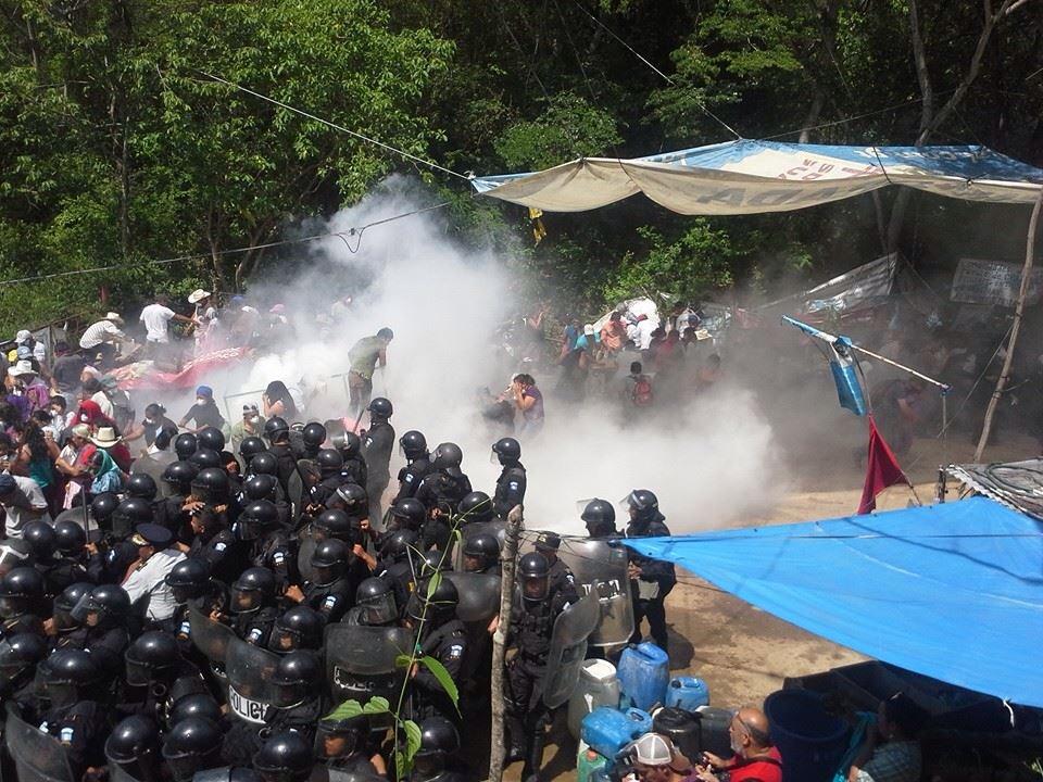 Desalojo violento en La Puya (Guatemala) deja 26 pobladores lesionados (Fotos)