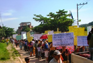 Figura 6.  Otra toma de la marcha a favor del puente, pero por la Isla