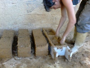 "..estamos convencidos de que eso es posible sólo fuera de la máquina. Y que hay que destruirla. No reajustarla, no maquillarla, no hacerla “más humana”. No, destruirla. Si algo de sus restos sirve, que sea como muestra de que no hay que repetir la pesadilla." Sub-Comandante Galeano