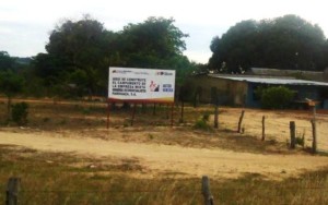 Una valla con el aviso de la construcción del campamento se deja ver desde la carretera principal del municipio Cedeño