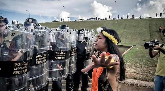 Brasil: Protesto pacífico de povos indígenas é atacado pela polícia (traducida)