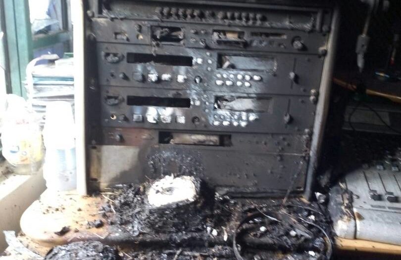 Rechazamos el ataque de odio a Radio Crepuscular. Resistiremos sin piedras en la mochila.