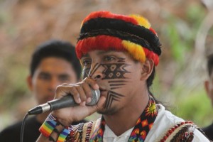 sarayakumicrophone-800x534